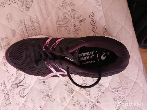 Chaussures asics femme taille 39.