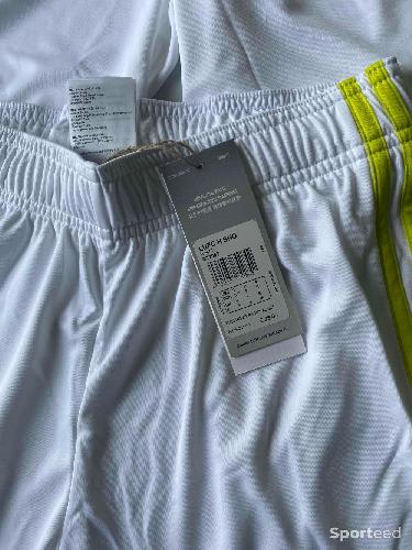 Football - Lot 2 shorts adidas leeds blanc et jaune taille s homme  - photo 6