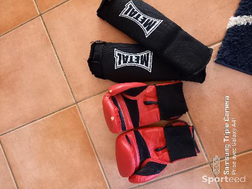 Boxes - Gants de boxe enfant taille 6 OZ + protèges tibias et pieds METAL taille XS (gants légèrement abîmés) possibilité d’acheter séparément à 8 E l’unité ou   15 E le lot - photo 4