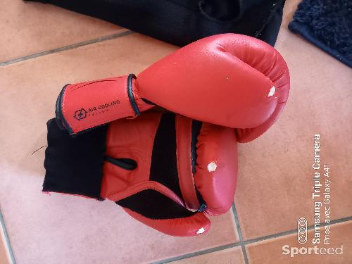 Boxes - Gants de boxe enfant taille 6 OZ + protèges tibias et pieds METAL taille XS (gants légèrement abîmés) possibilité d’acheter séparément à 8 E l’unité ou   15 E le lot - photo 4