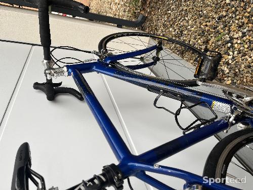Vélo route - Vélo CANNONDALE modèle TOURING Taille M (de 1,60 m à 1,73 M), Dérailleur SHIMANO SORA  ( 27 Vitesses), roues en 700, Jantes Bâtons MAVIC + Porte bidons X2, rétroviseur de guidon... Très Bon état Prix : 250 E - photo 6