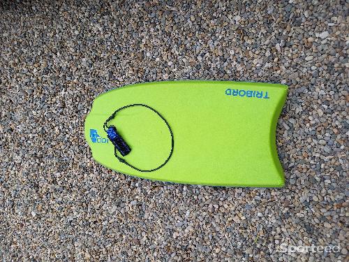 Bodyboard - Bodyboard enfant Tribord 100S vert  et blanc avec leash poignet L 85cm l 44cm ép 6cm 6/12 ans parfait état 20€ - photo 4
