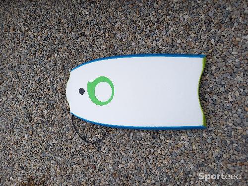 Bodyboard - Bodyboard enfant Tribord 100S vert  et blanc avec leash poignet L 85cm l 44cm ép 6cm 6/12 ans parfait état 20€ - photo 4