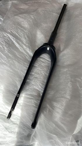 Vélo route - OCCASION ! Fourche BMC R01 très bon état T54 à 61 noir  - photo 3