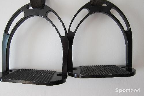 Equitation - UNE PAIRE D'ETRIERS.   MARQUE  Jin Stirrup  AVEC SANGLES EN CUIR - photo 6