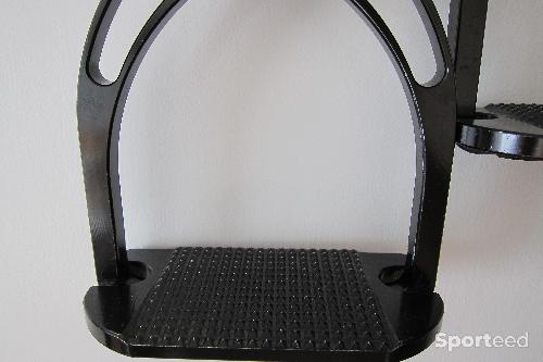 Equitation - UNE PAIRE D'ETRIERS.   MARQUE  Jin Stirrup  AVEC SANGLES EN CUIR - photo 6
