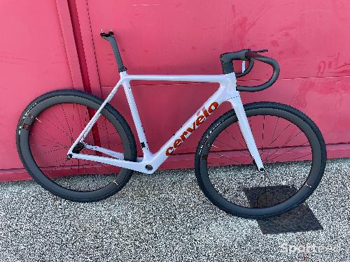 Vélo route - Neuf ! Kit cadre Cervelo r5 cx Taille M + roues reserve carbone 44/40 - photo 5