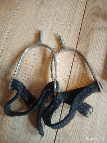 Equitation - Lot éperons, étriers, cravache - photo 5
