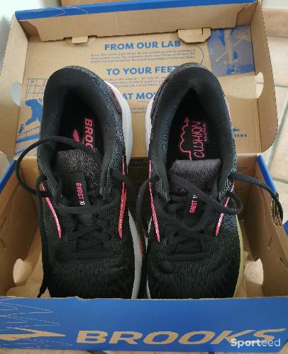 Course à pied route - Brooks femme 40.5 Etat neuf (une sortie) - photo 6