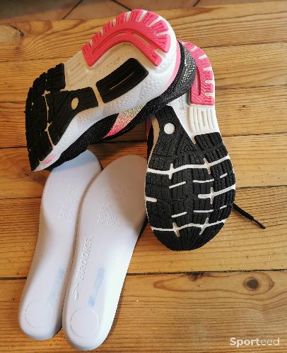 Course à pied route - Brooks femme 40.5 Etat neuf (une sortie) - photo 6