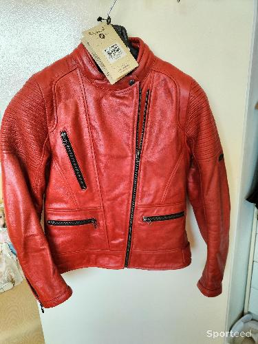 Moto route - Blouson moto pour femme, en cuir de buffle rouge, de marque française SoubiraC (depuis 1886), modèle SOHO - LADY ROUGE F1-S - Taille 36 - Neuf avec étiquette - photo 6