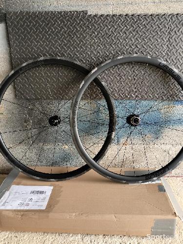 Vélo route - Roue route URSUS carbone Tubular neuves 700 muira Ts37  - photo 6