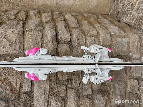 Ski alpin - SKIS NEUFS EDL Octobre rose édition limitée - photo 5