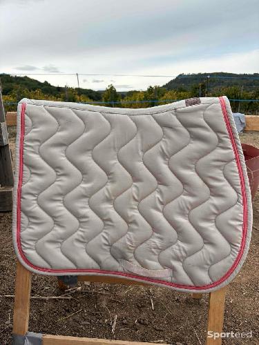 Tapis Harcour beige / blanc crème liseré rose corail – mixte dressage / CSO