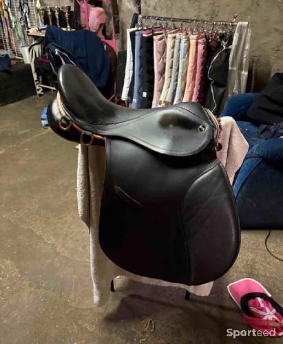 Selle mixte JMR 16,5” cuir noir liseré rose – très bon état