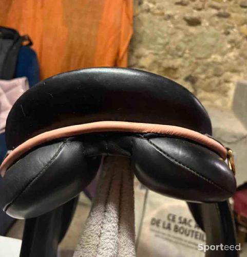 Equitation - Selle mixte JMR 16,5” cuir noir liseré rose – très bon état - photo 6