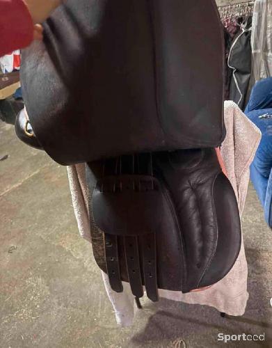 Equitation - Selle mixte JMR 16,5” cuir noir liseré rose – très bon état - photo 6