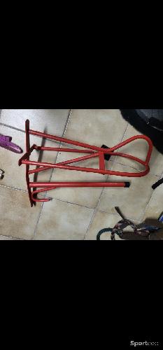 Porte selle rouge en métal 