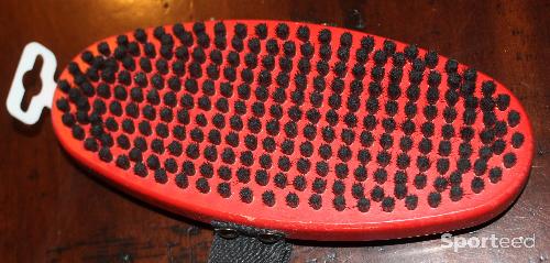 Ski alpin - Brosse ovale en crin de cheval Swix T157O, couleur rouge - photo 4