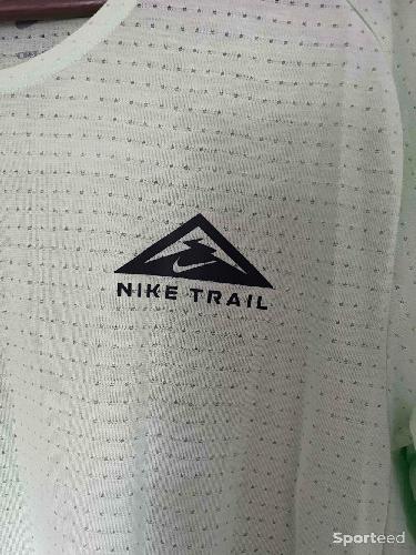 Course à pied trail - T-shirt Nike trail neuf taille L - photo 6