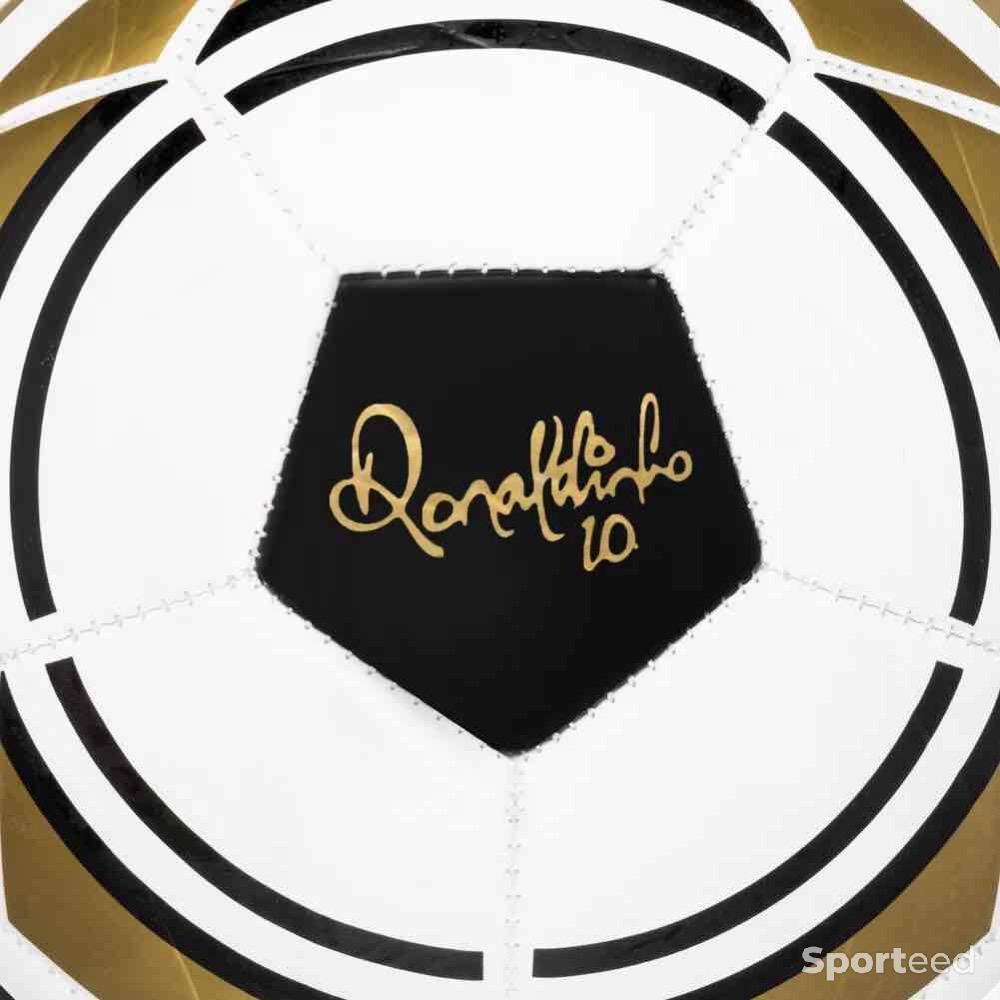Football - Ballon de Foot Ronaldinho 10 Officiel Taille 5 - photo 4