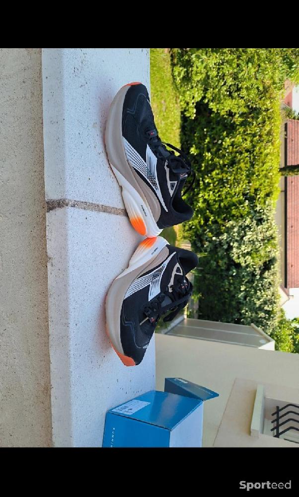Course à pied route - Chaussures running route Diadora Atomo Black White humus  - photo 1