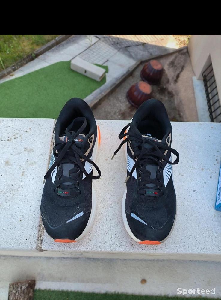Course à pied route - Chaussures running route Diadora Atomo Black White humus  - photo 3
