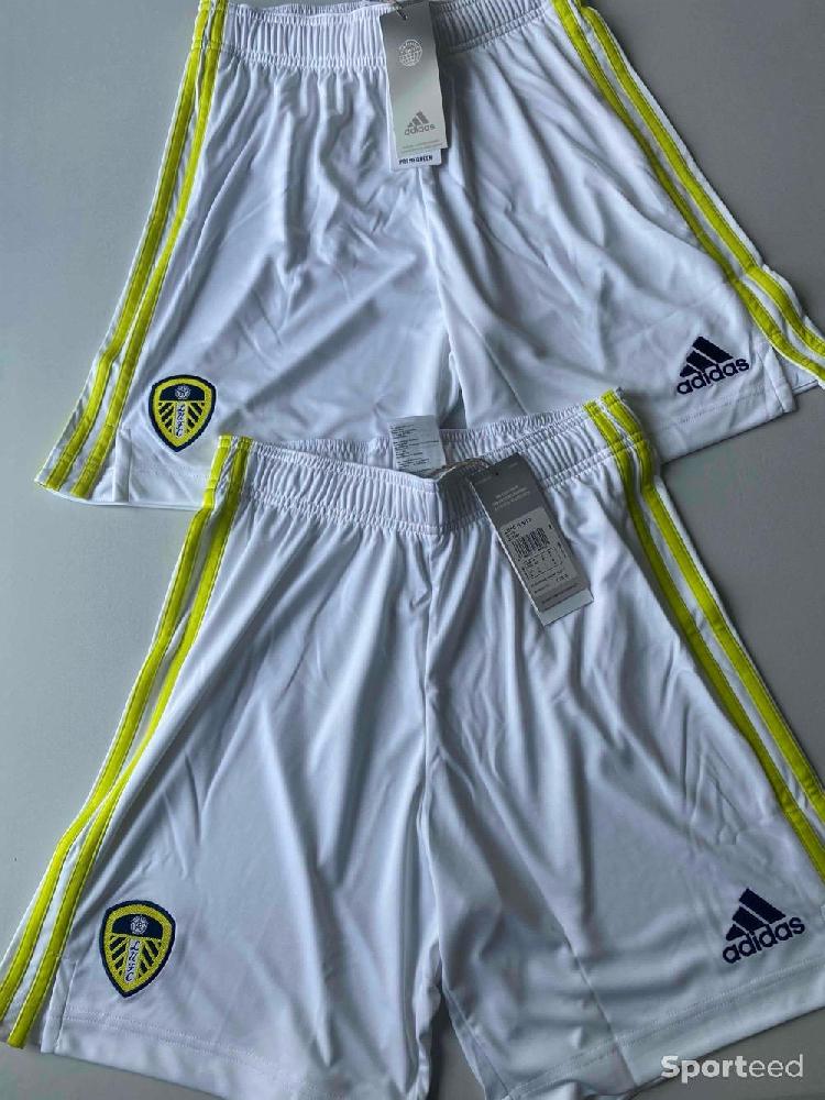 Football - Lot 2 shorts adidas leeds blanc et jaune taille s homme  - photo 1
