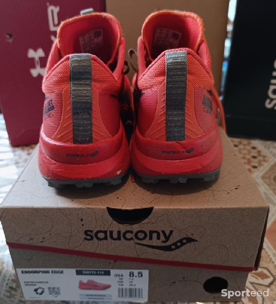 Course à pied trail - Chaussures de trail et cap - photo 3