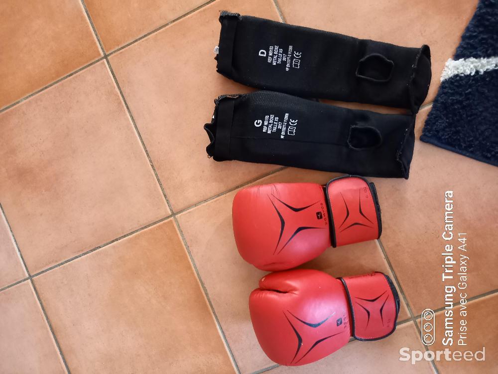 Boxes - Gants de boxe enfant taille 6 OZ + protèges tibias et pieds METAL taille XS (gants légèrement abîmés) possibilité d’acheter séparément à 8 E l’unité ou   15 E le lot - photo 2
