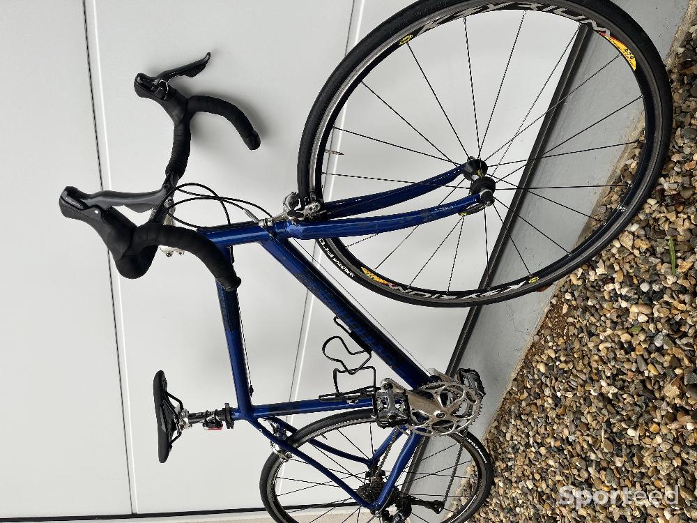 Vélo route - Vélo CANNONDALE modèle TOURING Taille M (de 1,60 m à 1,73 M), Dérailleur SHIMANO SORA  ( 27 Vitesses), roues en 700, Jantes Bâtons MAVIC + Porte bidons X2, rétroviseur de guidon... Très Bon état Prix : 250 E - photo 1