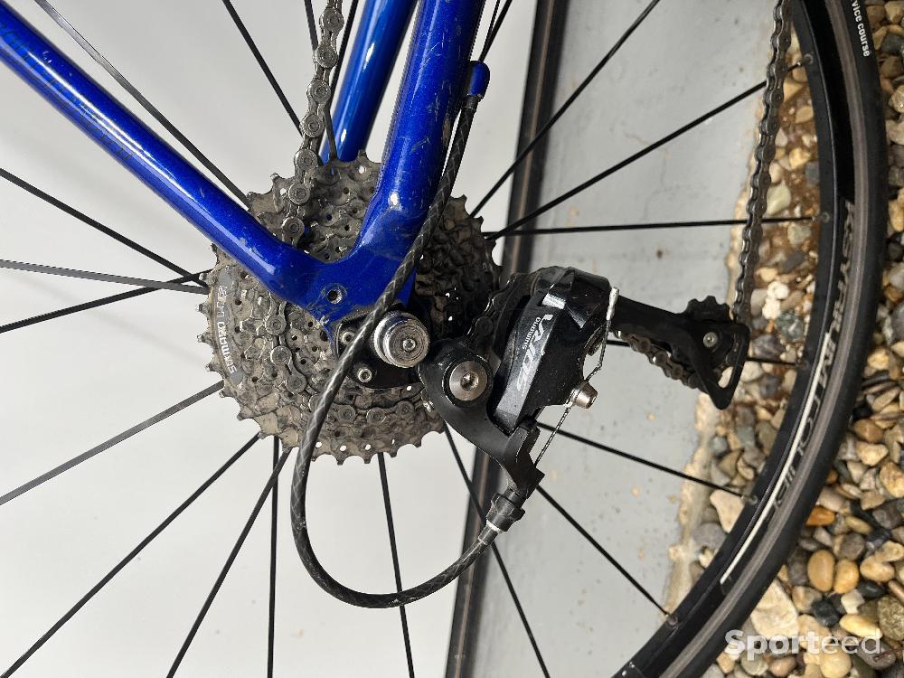 Vélo route - Vélo CANNONDALE modèle TOURING Taille M (de 1,60 m à 1,73 M), Dérailleur SHIMANO SORA  ( 27 Vitesses), roues en 700, Jantes Bâtons MAVIC + Porte bidons X2, rétroviseur de guidon... Très Bon état Prix : 250 E - photo 2
