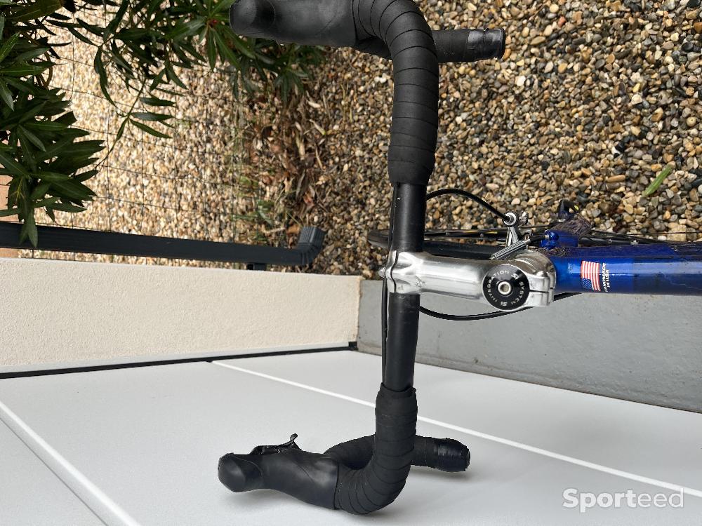 Vélo route - Vélo CANNONDALE modèle TOURING Taille M (de 1,60 m à 1,73 M), Dérailleur SHIMANO SORA  ( 27 Vitesses), roues en 700, Jantes Bâtons MAVIC + Porte bidons X2, rétroviseur de guidon... Très Bon état Prix : 250 E - photo 3