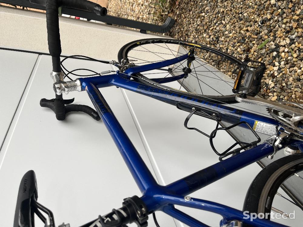 Vélo route - Vélo CANNONDALE modèle TOURING Taille M (de 1,60 m à 1,73 M), Dérailleur SHIMANO SORA  ( 27 Vitesses), roues en 700, Jantes Bâtons MAVIC + Porte bidons X2, rétroviseur de guidon... Très Bon état Prix : 250 E - photo 4