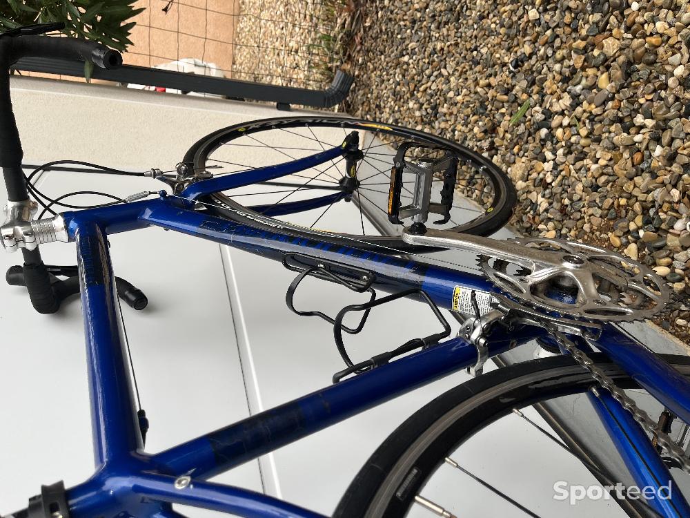 Vélo route - Vélo CANNONDALE modèle TOURING Taille M (de 1,60 m à 1,73 M), Dérailleur SHIMANO SORA  ( 27 Vitesses), roues en 700, Jantes Bâtons MAVIC + Porte bidons X2, rétroviseur de guidon... Très Bon état Prix : 250 E - photo 5