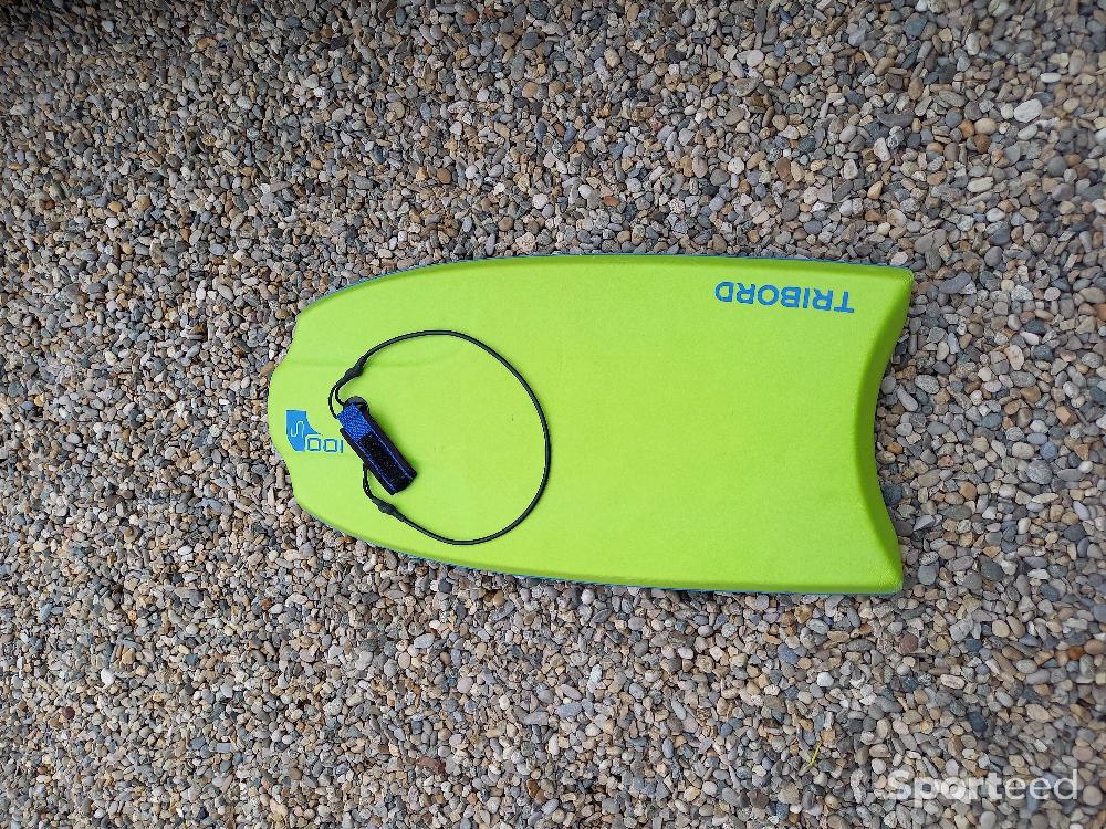 Bodyboard - Bodyboard enfant Tribord 100S vert  et blanc avec leash poignet L 85cm l 44cm ép 6cm 6/12 ans parfait état 20€ - photo 1