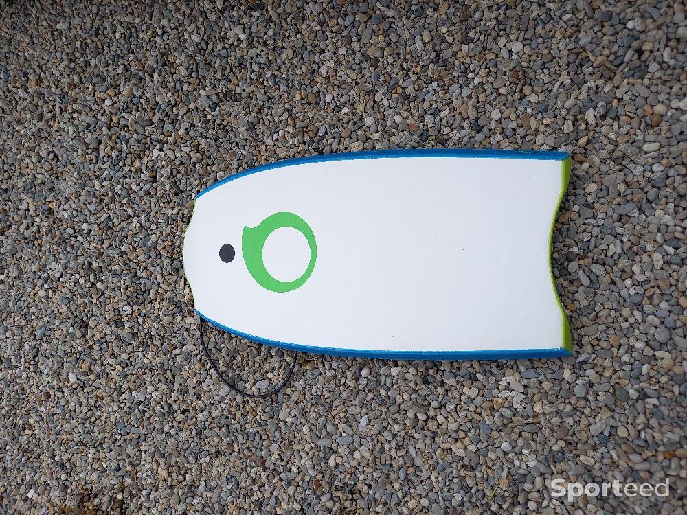 Bodyboard - Bodyboard enfant Tribord 100S vert  et blanc avec leash poignet L 85cm l 44cm ép 6cm 6/12 ans parfait état 20€ - photo 2