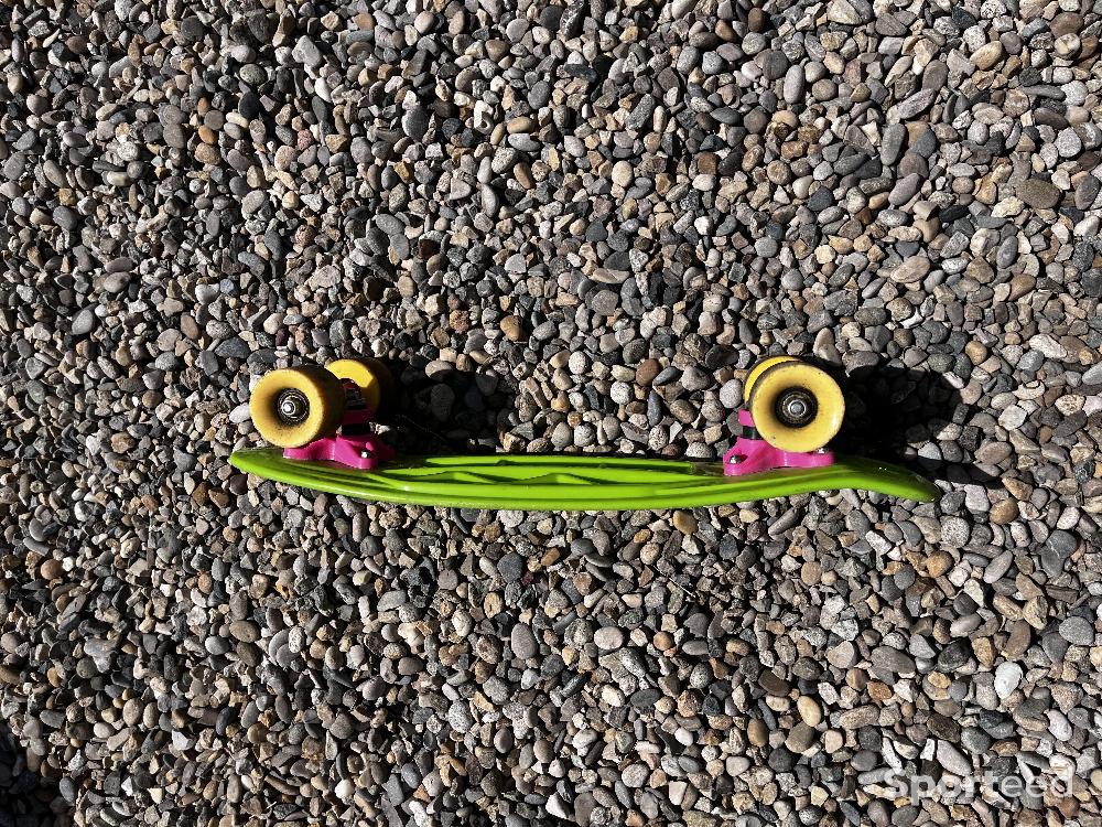 Skateboard / Longboard - Skateboard vert  Design rétro Adultes Enfants Adolescents Mini Cruiser Planche à Roues Longueur du plateau : 55 cm - 22' // Largeur du plateau : 14 cm // Hauteur : 9 cm // Roues : 30 x 54 mm // Matériaux : Plastique, Métal, PU // Charge maximale : 10 - photo 3
