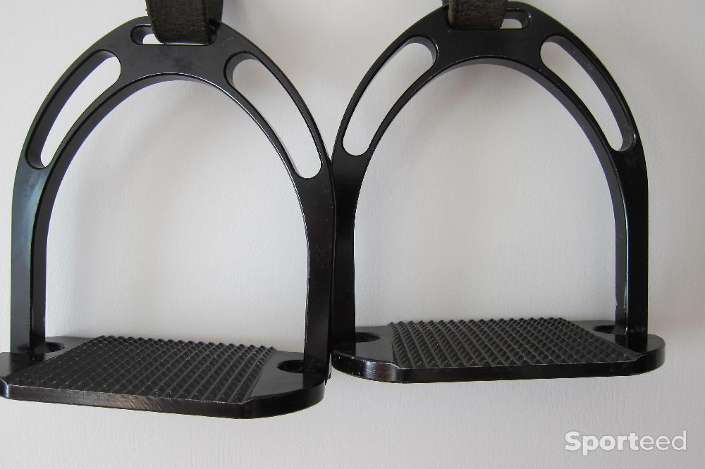 Equitation - UNE PAIRE D'ETRIERS.   MARQUE  Jin Stirrup  AVEC SANGLES EN CUIR - photo 1