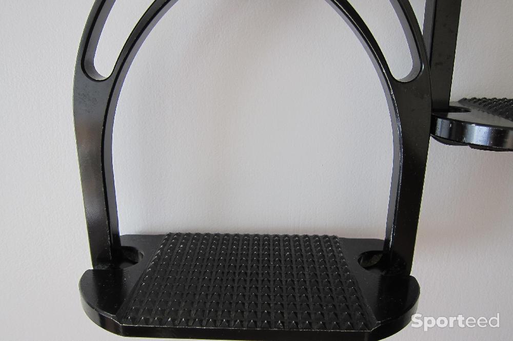 Equitation - UNE PAIRE D'ETRIERS.   MARQUE  Jin Stirrup  AVEC SANGLES EN CUIR - photo 2