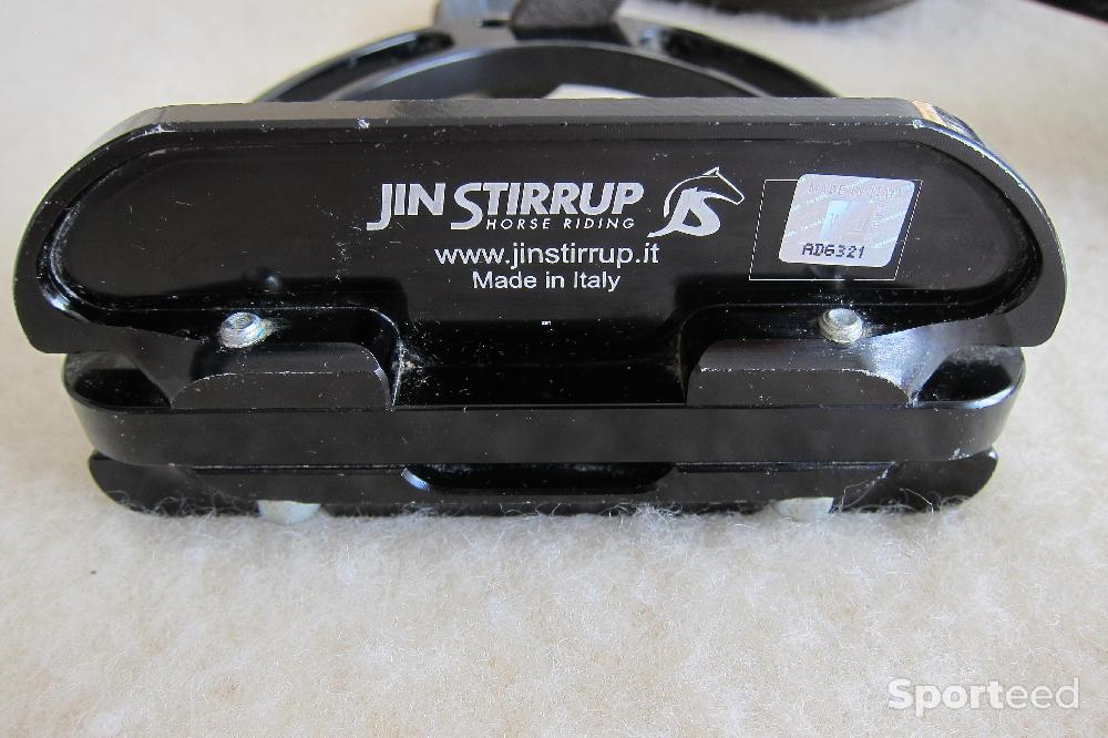 Equitation - UNE PAIRE D'ETRIERS.   MARQUE  Jin Stirrup  AVEC SANGLES EN CUIR - photo 3
