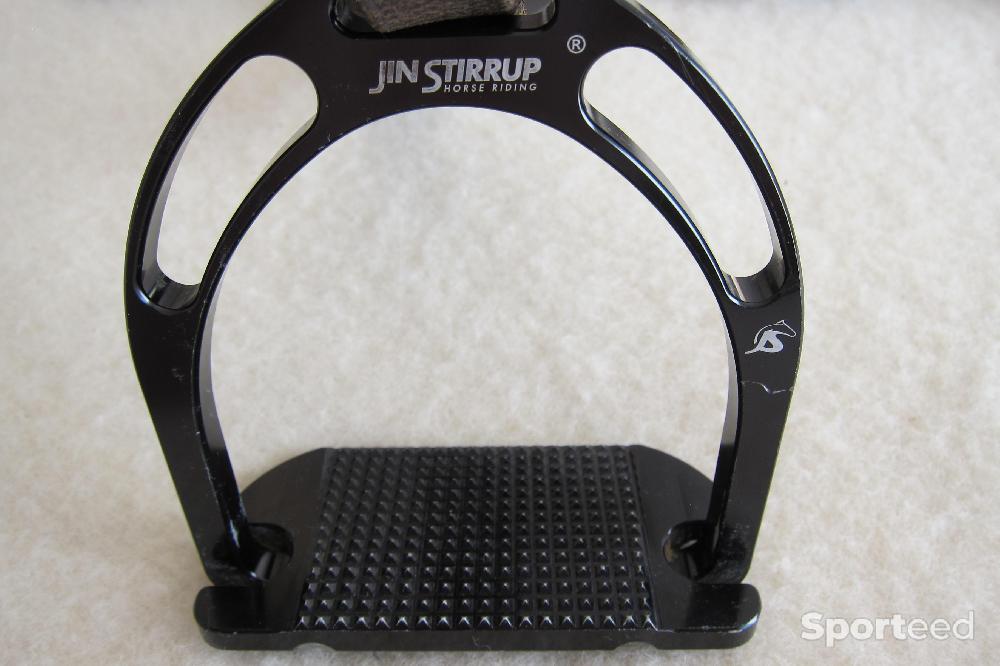 Equitation - UNE PAIRE D'ETRIERS.   MARQUE  Jin Stirrup  AVEC SANGLES EN CUIR - photo 5