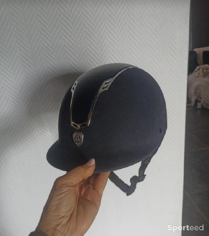 Equitation - Casque bleu Fair Play. Réglable, taille 57-59 mais je fais 56 et c'est très bien . Porte 2 ou3 fois  - photo 1