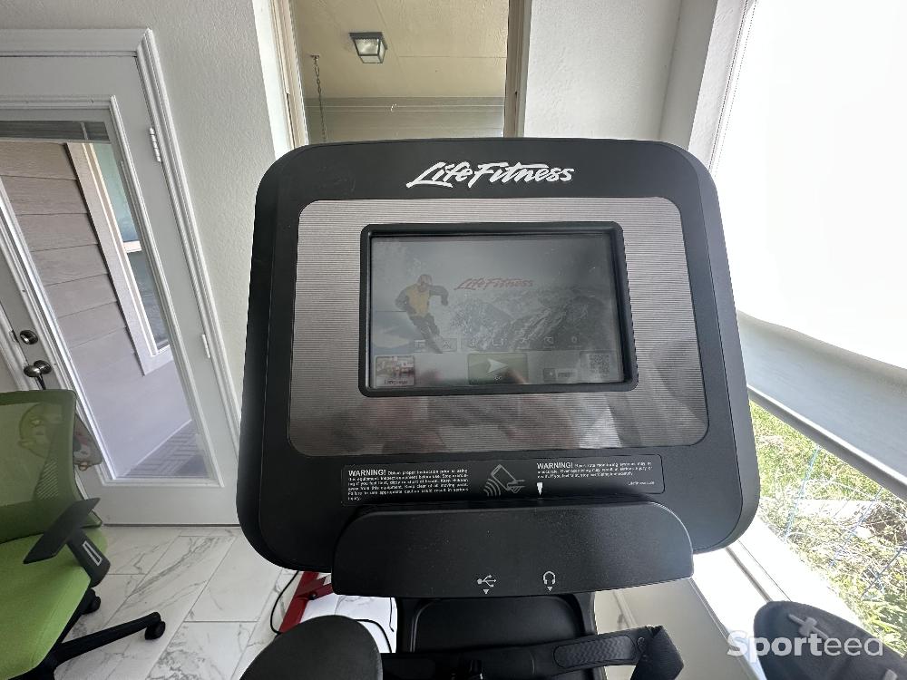 Fitness / Cardio training - Vélo Elliptique Professionelle Life Fitness Platinum Club Series / 95X Utilisation Personnelle Prix D'origine 10600 - photo 1