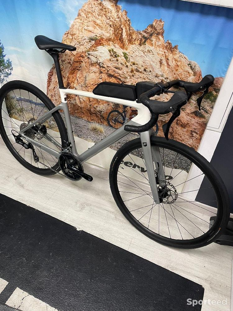 Vélo route - OCCASION ! FOCUS Paralane 8.7 2024 Taille S Shimano 105 12v - photo 3