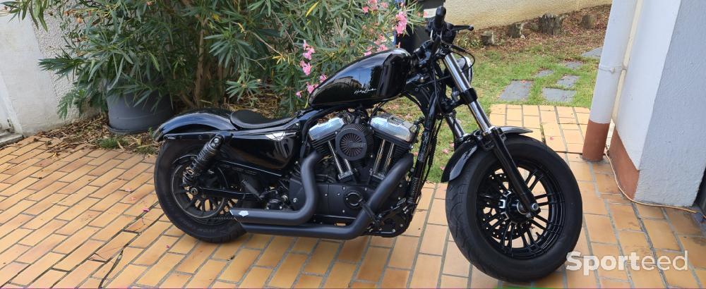 Moto route - Selle solo noire et blanche Harley Davidson Sportster Forty eight - photo 2