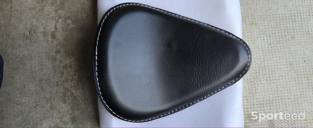Moto route - Selle solo noire et blanche Harley Davidson Sportster Forty eight - photo 3