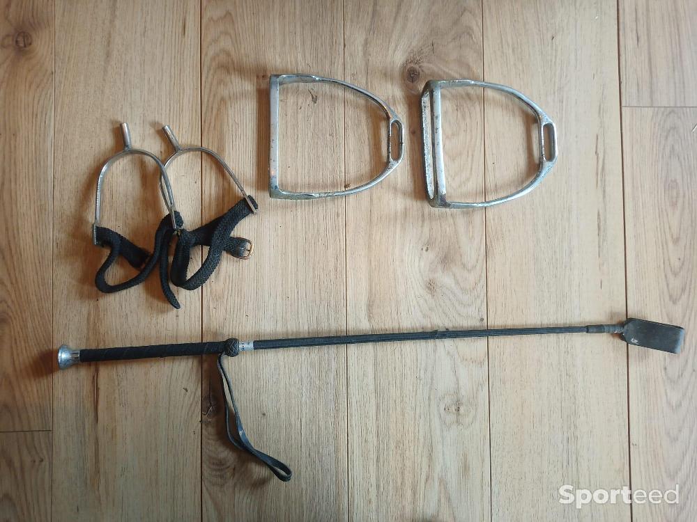Equitation - Lot éperons, étriers, cravache - photo 1