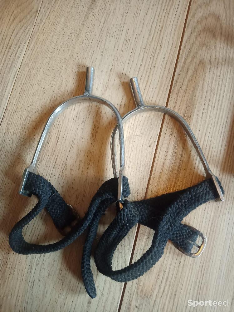 Equitation - Lot éperons, étriers, cravache - photo 3