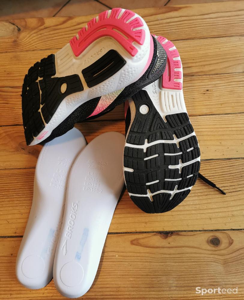 Course à pied route - Brooks femme 40.5 Etat neuf (une sortie) - photo 5